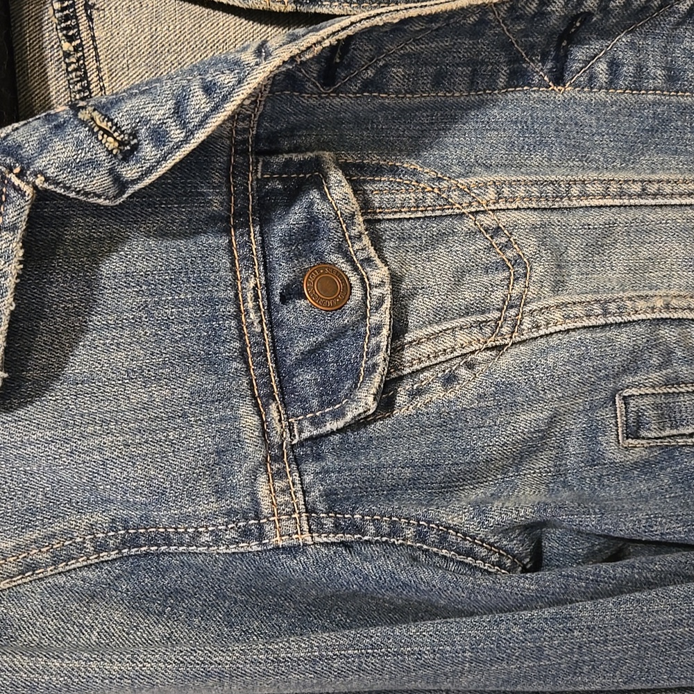 American Eagle Cropped Jean Jacket, Light Wash Distressed, Large - Picture 3 of 13